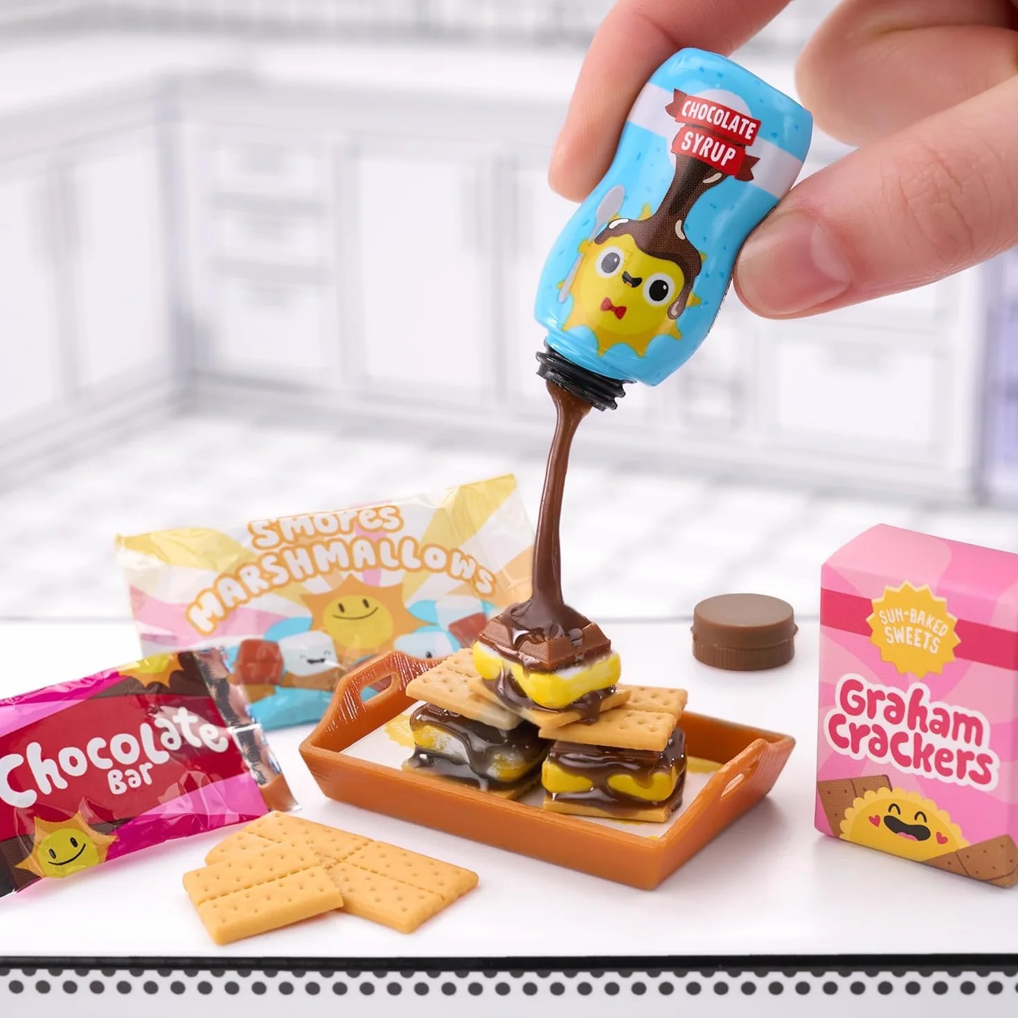 MGA's Miniverse Make It Mini Food - Cafe Seria 3- Mini Przedmioty Kolekcjonerskie w Ukrytych Opakowaniach - DIY, Zabawa Żywicą, Repliki Jedzenia - NIEJADALNE - dla Dzieci w Wieku 8+