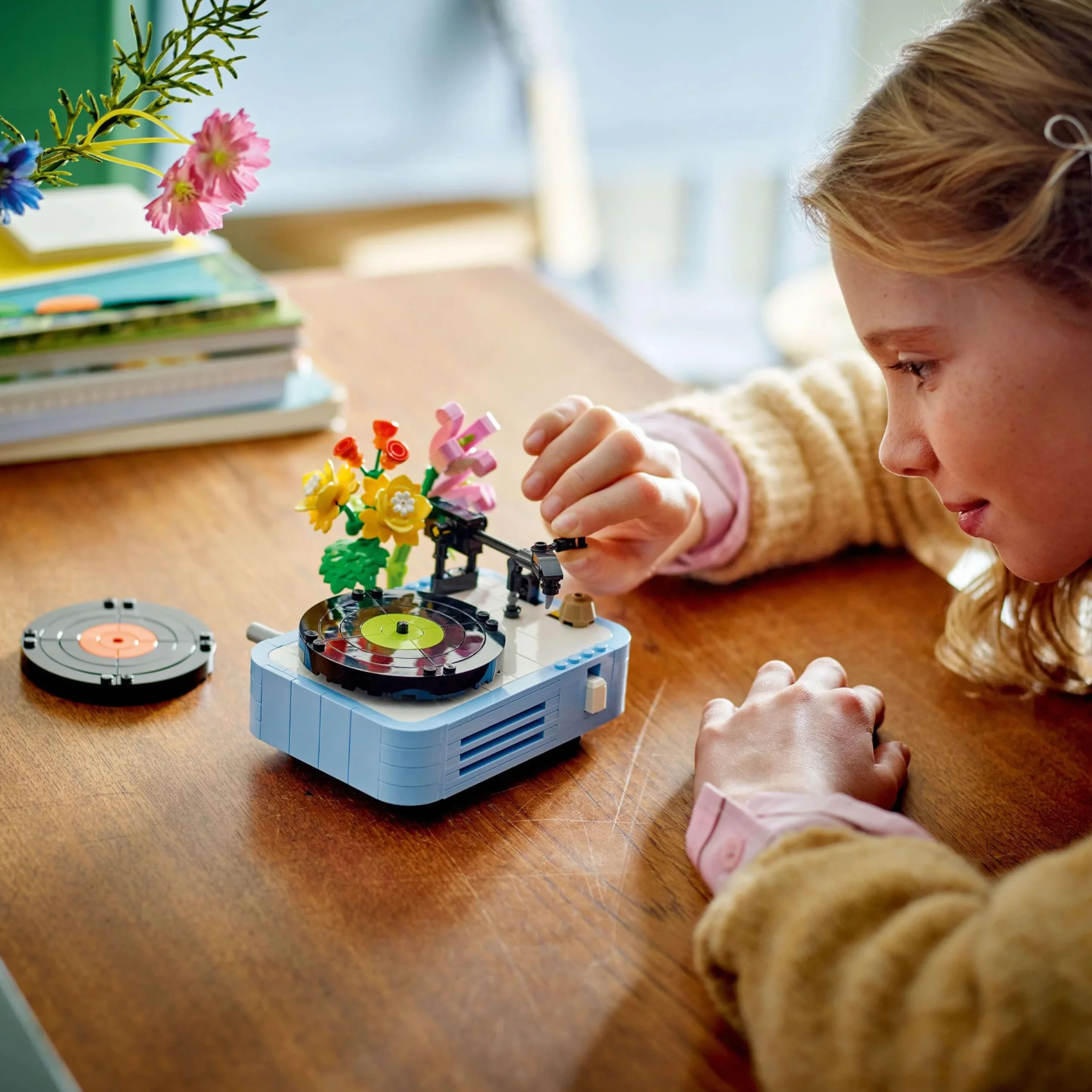 LEGO Creator 3 w 1 Gramofon z kwiatami, zabawka dla dziecka do przebudowania na radio lub mikrofon, zestaw kreatywny, pomysł na prezent muzyczny w stylu retro dla 8-latki, dziewczynki i chłopca 31172