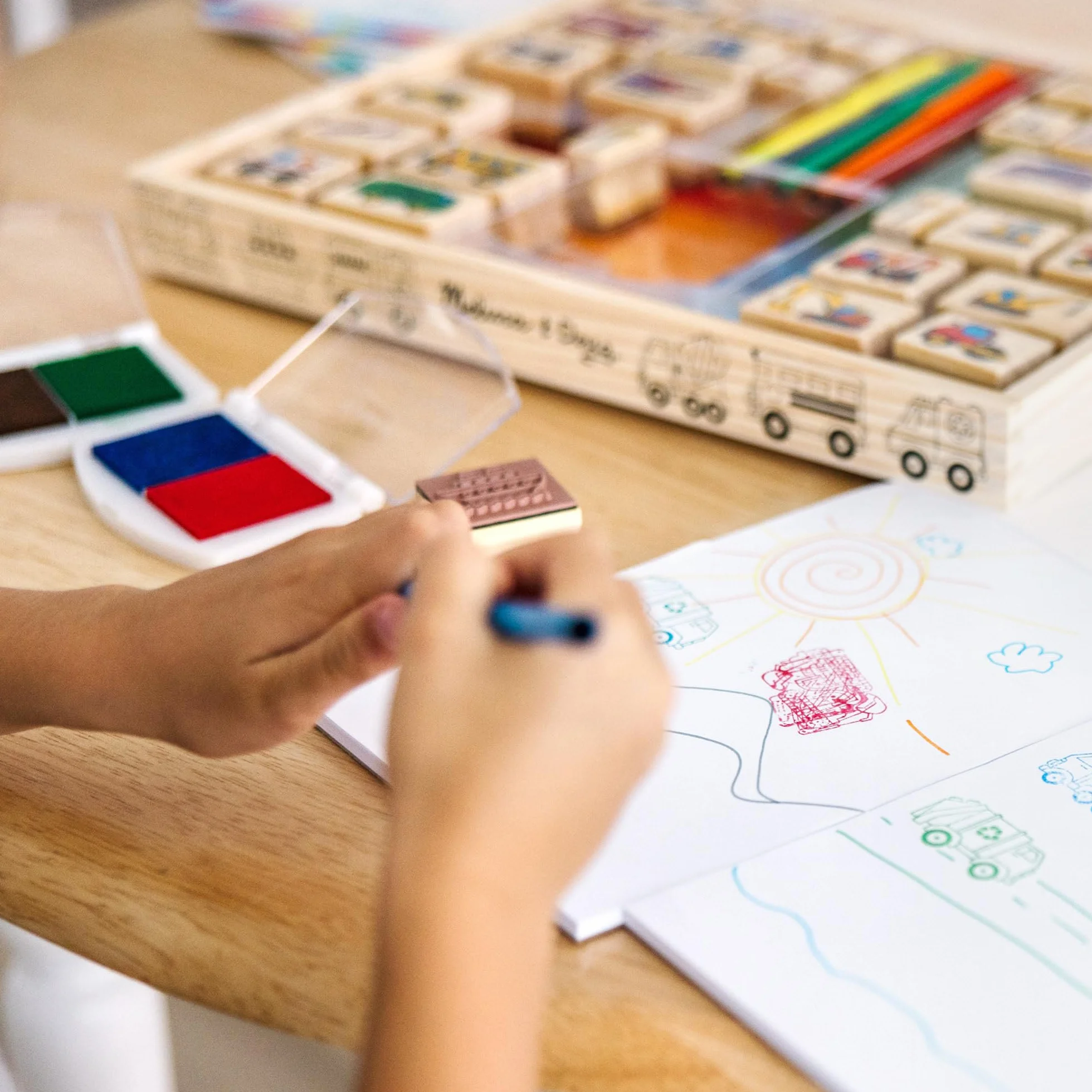 Melissa & Doug 41901 Zestaw drewnianych pieczątek Deluxe - Pojazdy | Sztuka i rzemiosło | 3+ | Prezent dla chłopca lub dziewczynki