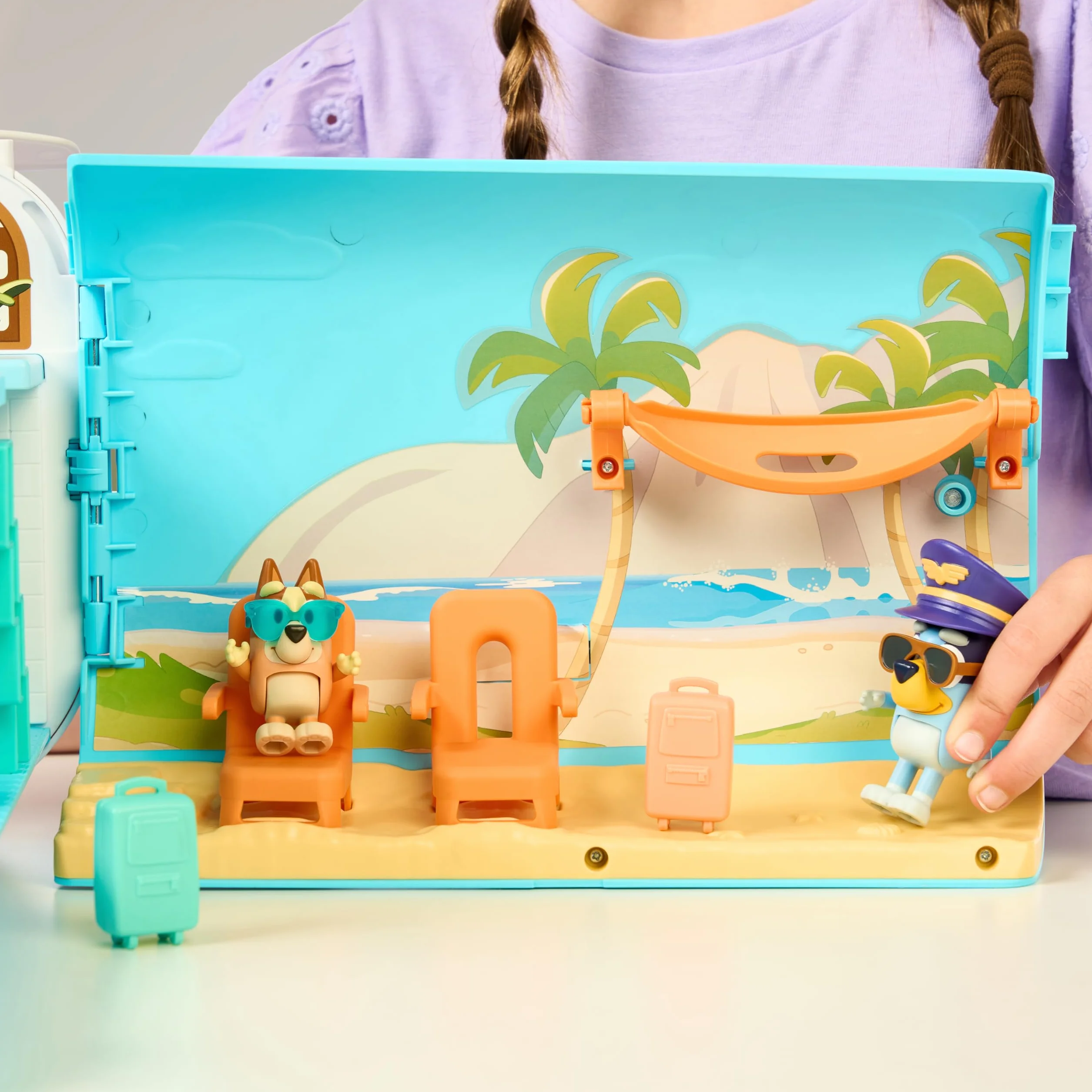BlueY Zestaw do zabawy 3 w 1 samolot do rozkładania; przekształcenie samolotu w hotelowy kurort i łódź! Zestaw do zabawy w ośrodku wakacyjnym o szerokości 70 cm; 25+ dźwięków; 15 zabawek; 2