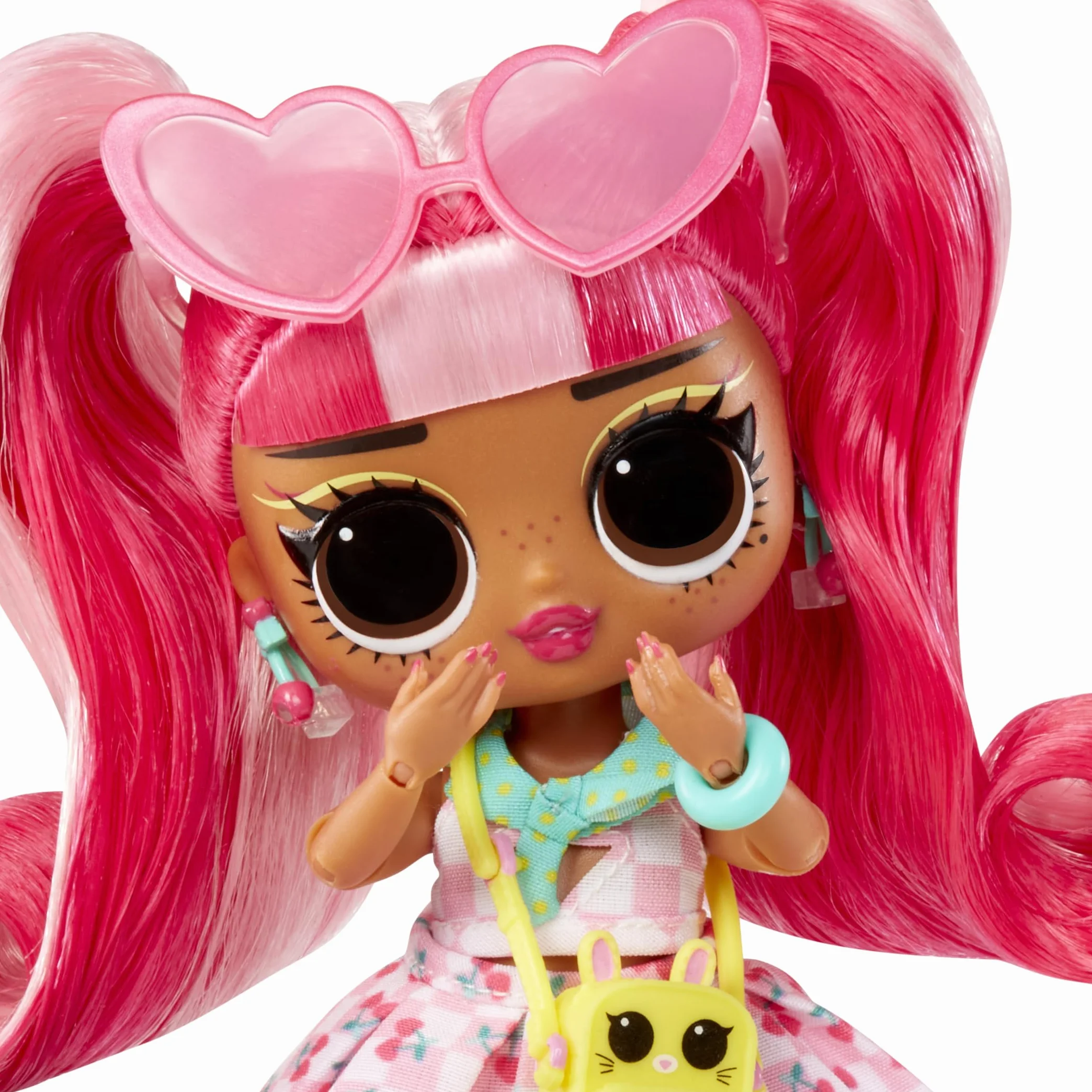 L.O.L. Surprise! Tweens Core Doll – Cherry B.B. – Zawiera 1 Modną Lalkę ze Strojem i Akcesoriami. W Kolekcji 4 Laleczki do Zebrania