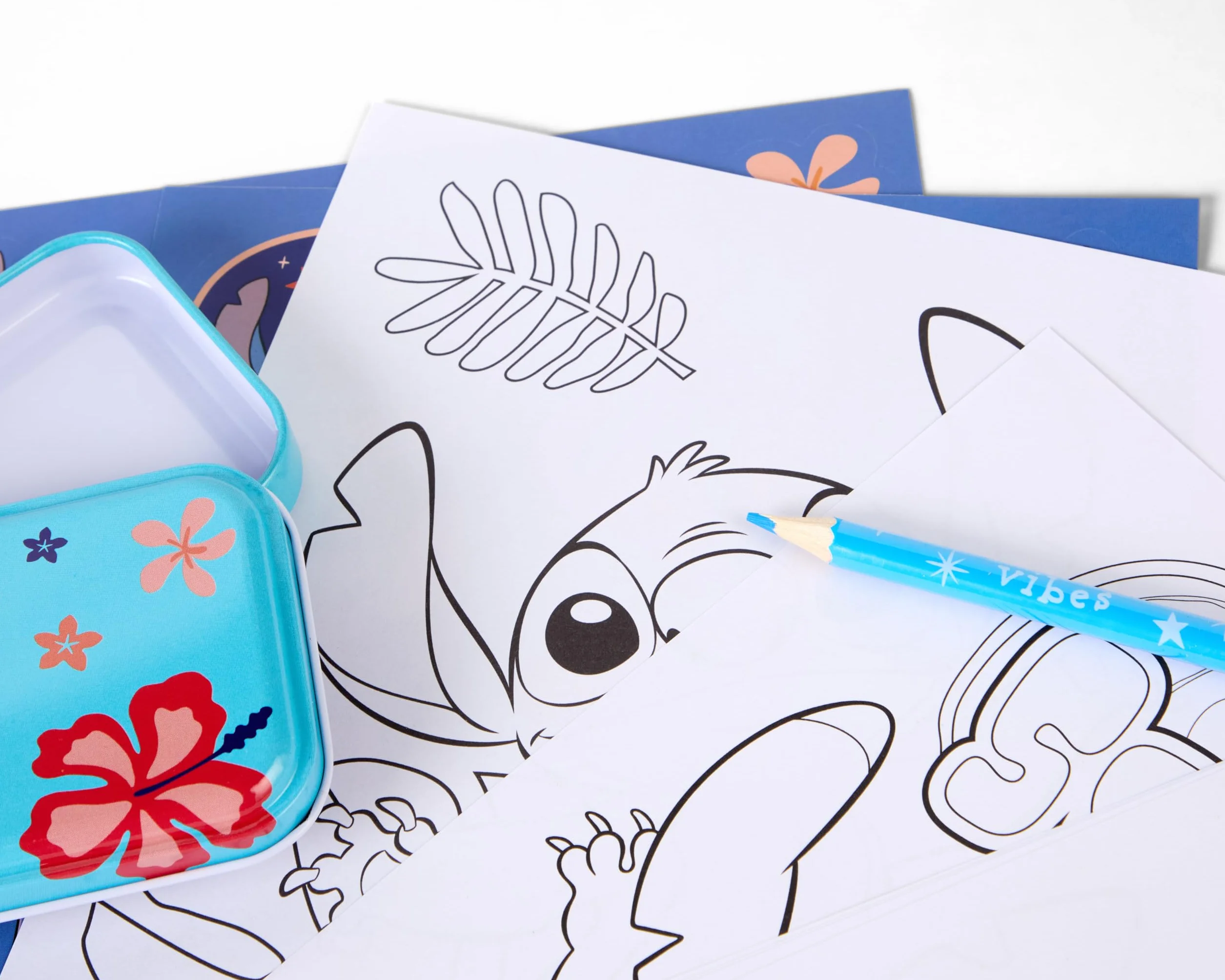 Disney Stitch zestaw podróżny do pisania i rysowania | Zestaw do malowania i rękodzieła dla dzieci z piórnikiem, długopisami i kartkami do kolorowania | Kreatywny zestaw podróżny w torbie z uchwytem |