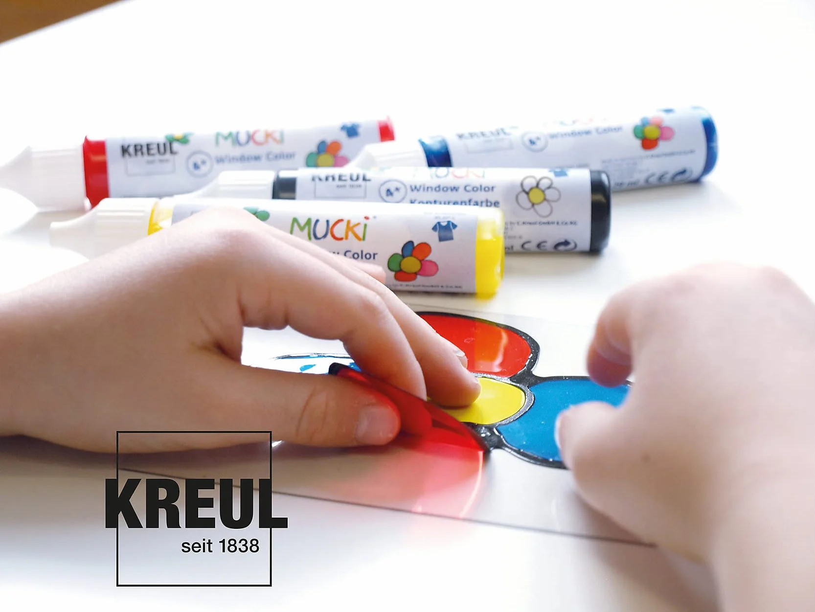 KREUL 24451 - Mucki Window Color Mały Świat Zwierząt - zestaw z 7 kredkami do kolorowania okien o pojemności 29 ml, plastikowymi kartami i szablonami, wegański, bezglutenowy, bez laktozy
