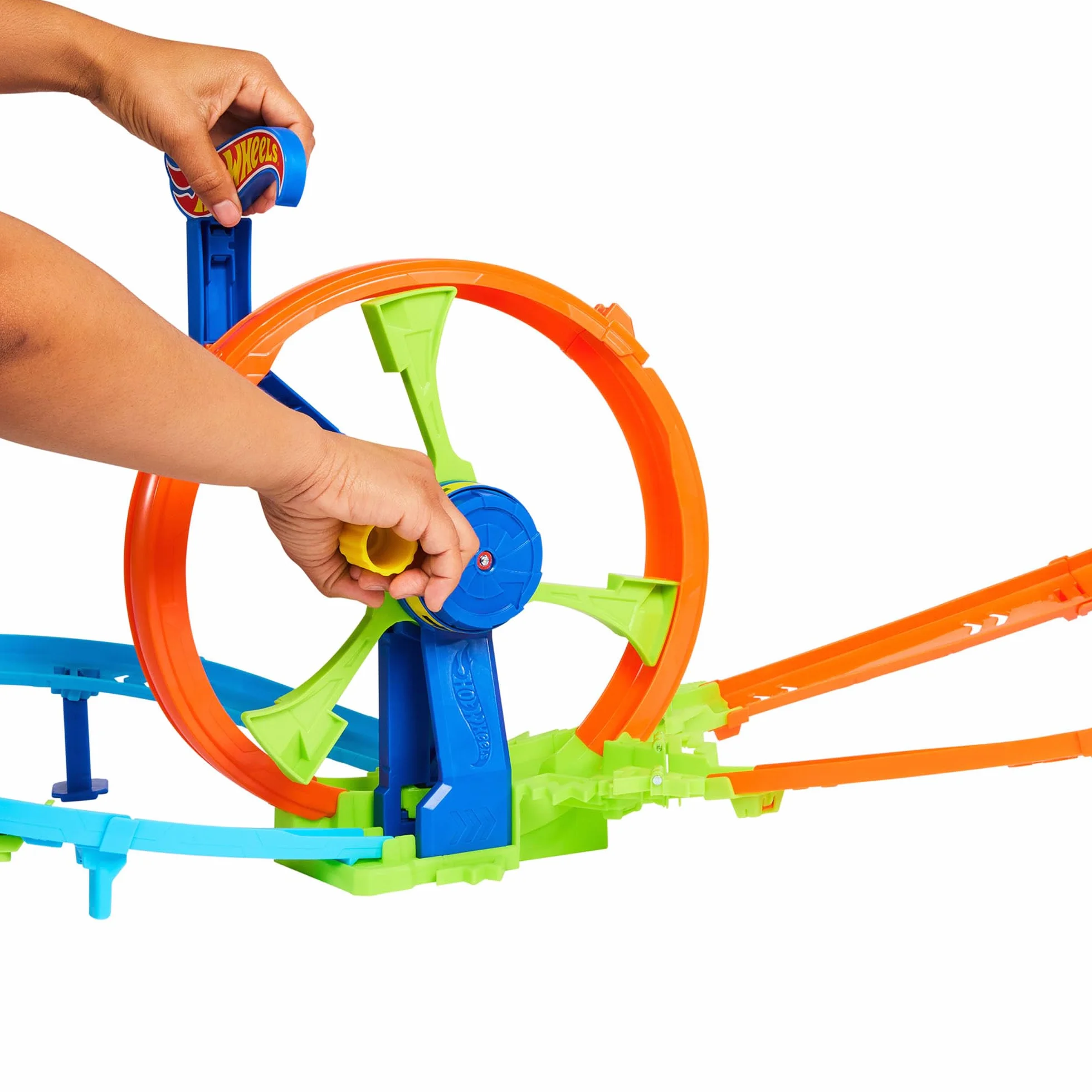 Hot Wheels Stunt Tracks Wyścigowa Turbo Pętla Zestaw do zabawy, samochodowy tor wyścigowy w kształcie ósemki, przyspieszacz, strefa kraks i metalowy samochodzik w skali 1:64, zabawka dla dzieci 4+