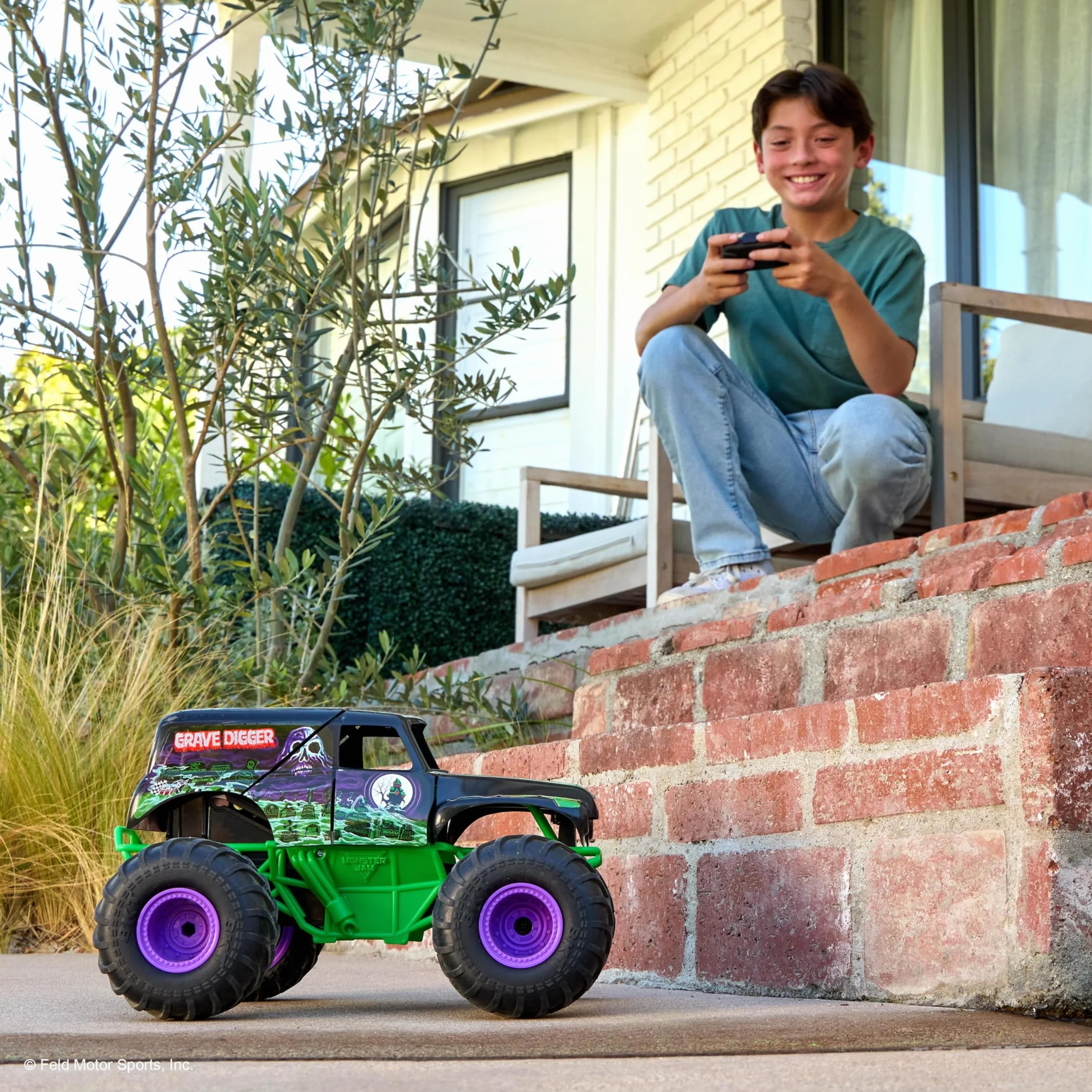 Monster Jam - Smash 'n Bash Grave Digger, zdalnie sterowana monster truck, która odkształca się podczas awarii i naprawia ponownie za naciśnięciem jednego przycisku, sterowanie 2,4 GHz, od 4 lat