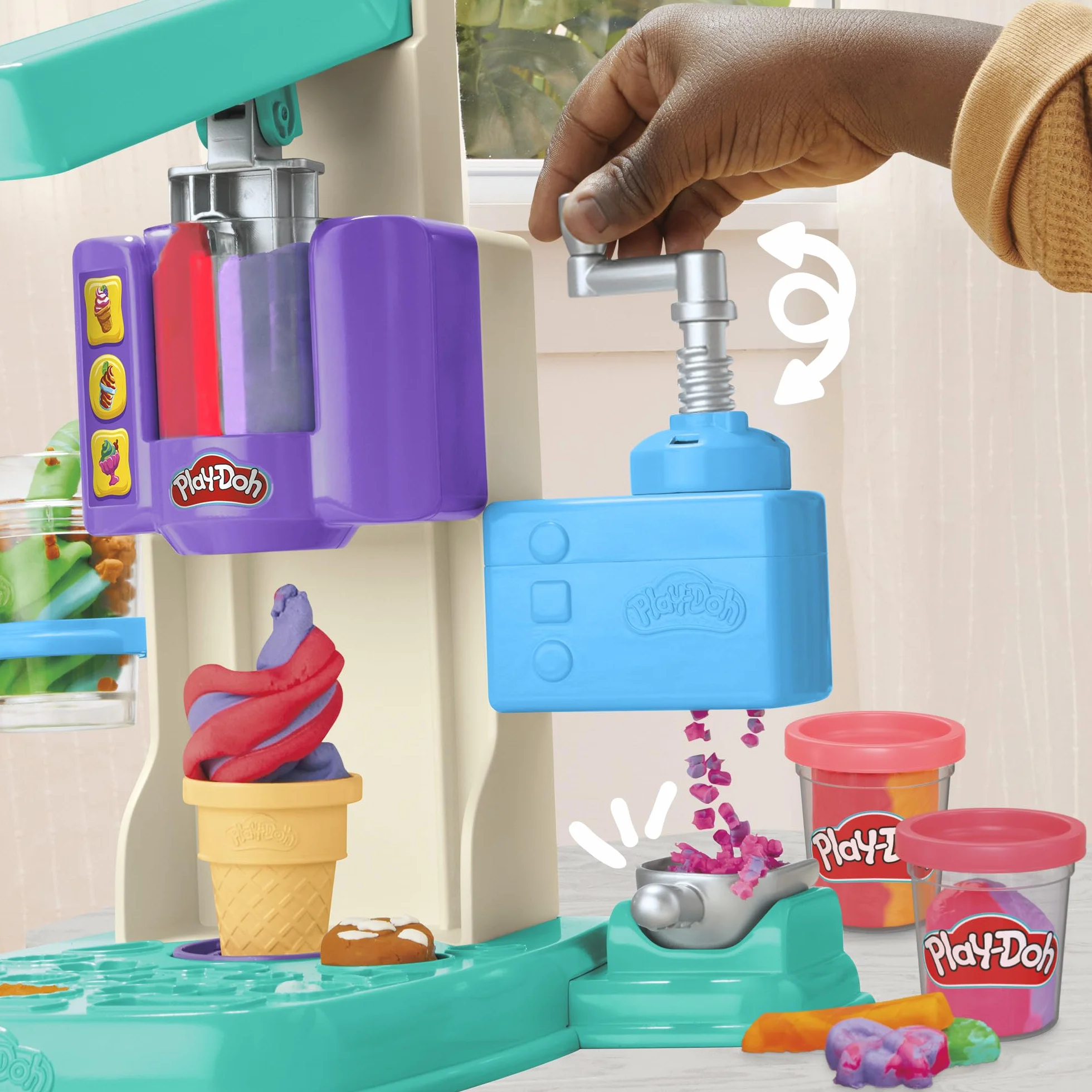 Play-Doh Ciastolina Zakręcone Tęczowe Lody | Lodziarnia, 5 Pojemników, w Tym 3 Dwukolorowe, i 7 Akcesoriów | Zabawka dla 3-Latka i Przedszkolaka | Prezent dla Dzieci, Dziewczynek i Chłopców