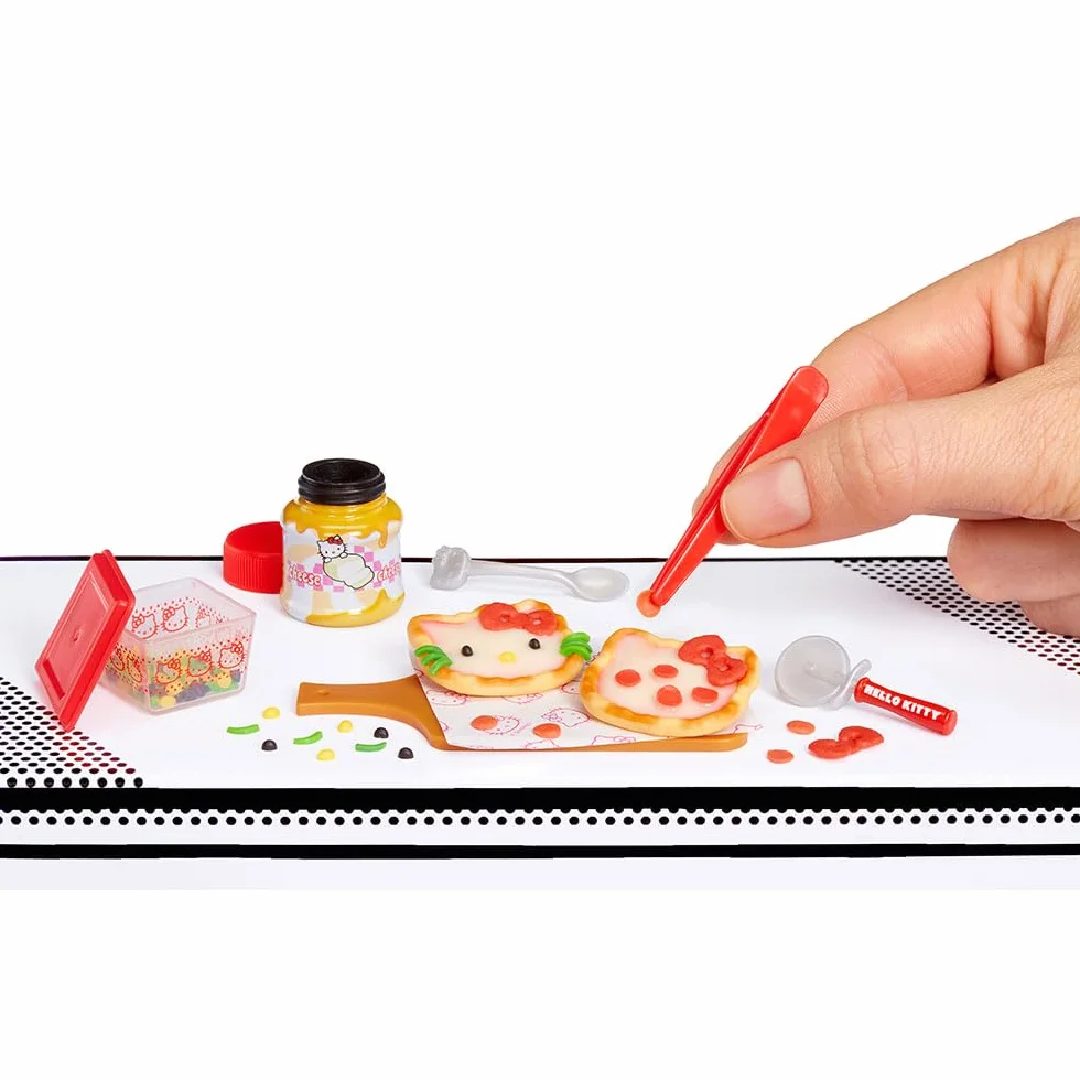 MGA’s Miniverse Make It Mini Hello Kitty and Friends Series 2 – 1 Zestaw DIY z Motywem Sanrio w Opakowaniu-Niespodziance, Do Zebrania 12 Zestawów, Dla Dzieci od 8 lat i Kolekcjonerów, NIEJADALNE