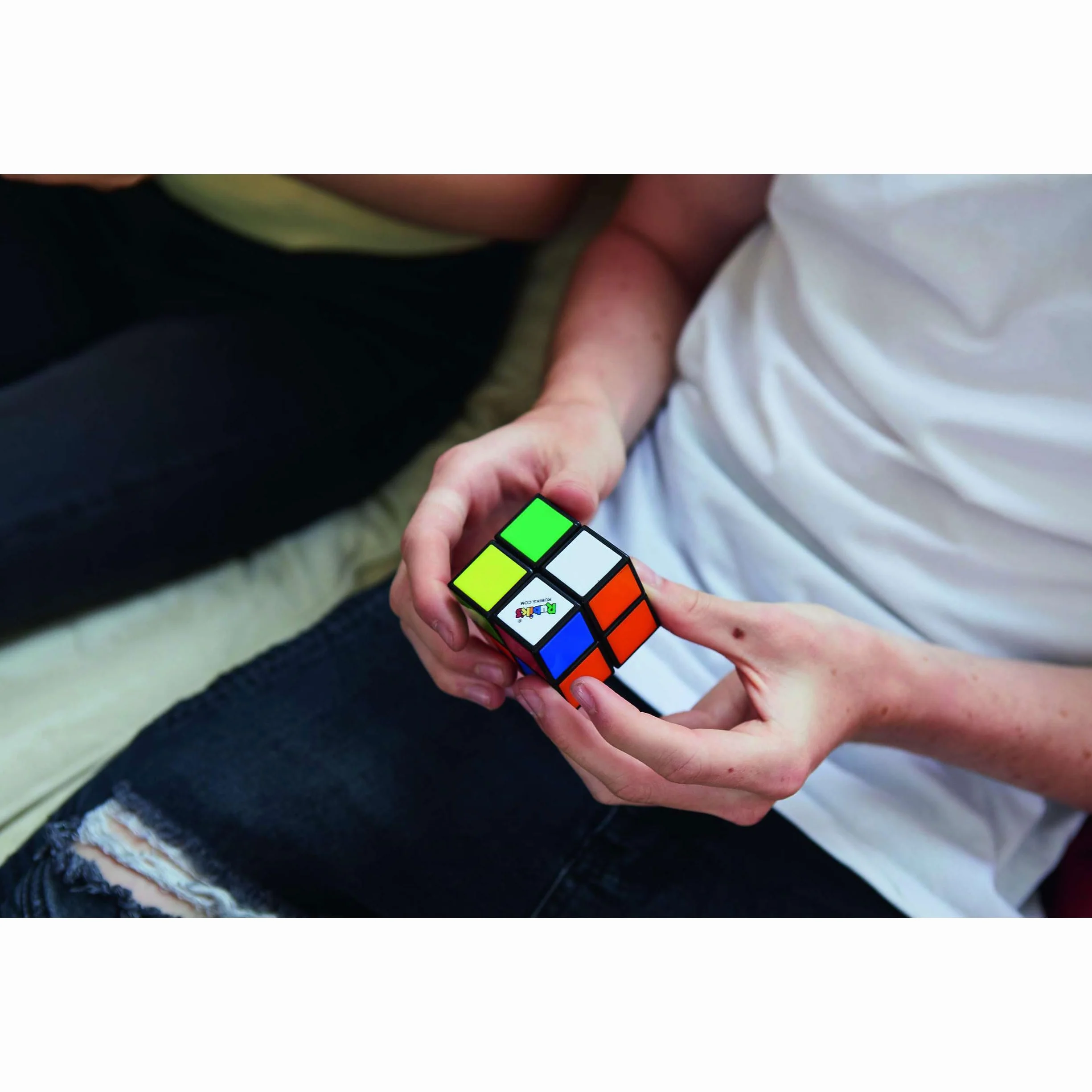ThinkFun - 76393 - Rubik's Mini, der Einstieg in die Welt des original Rubik's Cubes. Kompakter 2x2 Würfel und damit ein perfektes Geduldsspiel für unterwegs.: Der “kleine Bruder” des seit 40 Jahren beliebten Rubik’s Cubes.