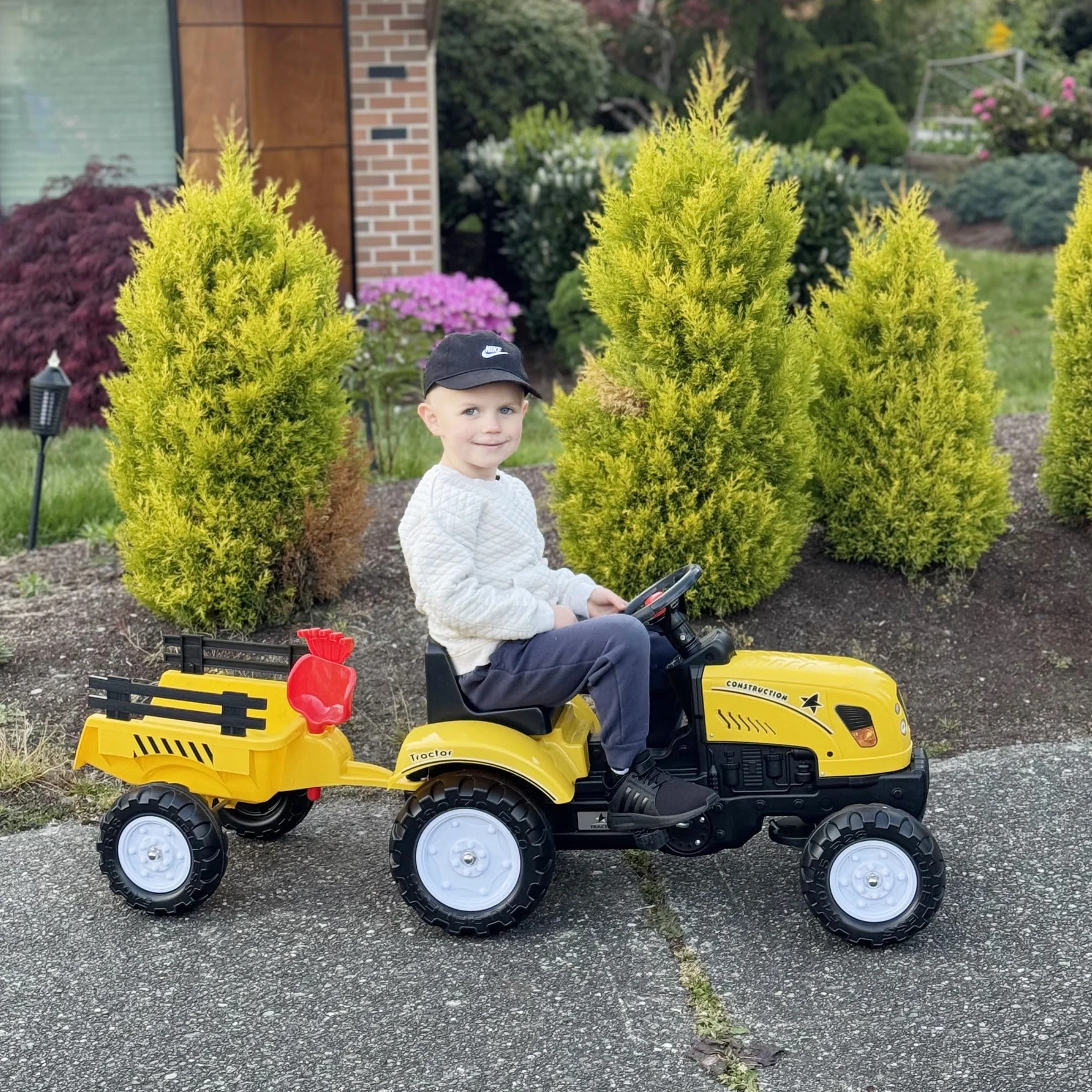 HOMCOM Traktor pedałowy z przyczepą, traktor pedałowy, dla dzieci od 3 lat, do użytku na zewnątrz, do ogrodu, metalowy, żółty, 133 x 42 x 51 cm